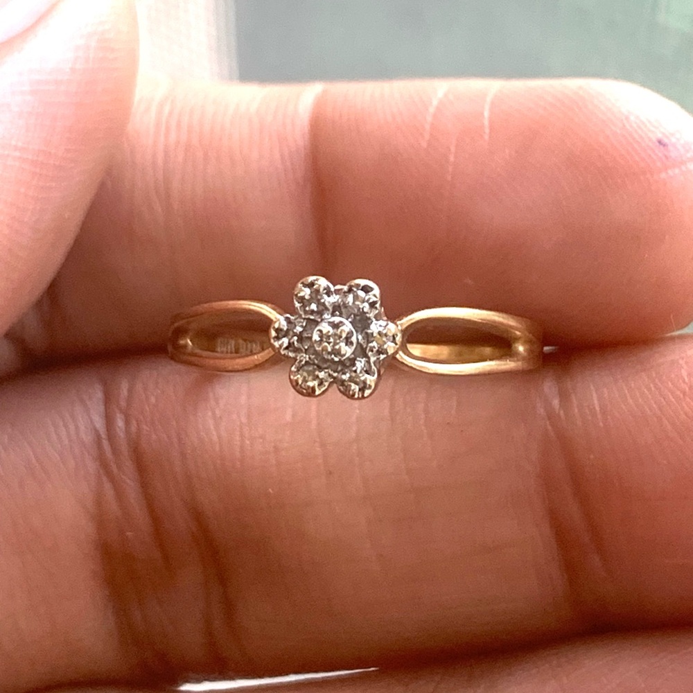 10k Gold Flower Shaped Ring - Picture 2 of 8